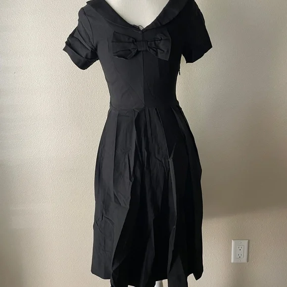 Black Pleated Fit and Flare Midi Dress - Picture 5 of 10